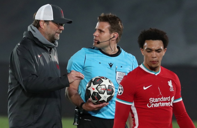 约翰逊29+9 丹尼尔斯三双率老鹰客场大胜掘金