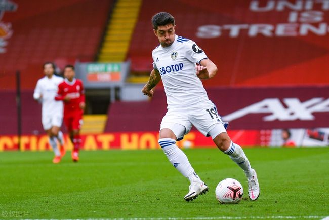 记者：弗里克取消了巴萨今天的训练，球员们前往吉达观光