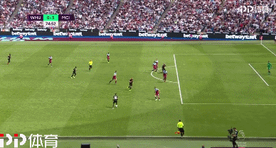 李晓旭首秀体能拉满，赛后累垮趴广告牌